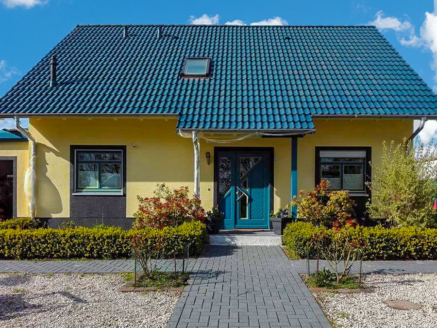 Professionell
gereinigt und mit dunkelgrüner Dachbeschichtung veredelt - Nachher-Bild