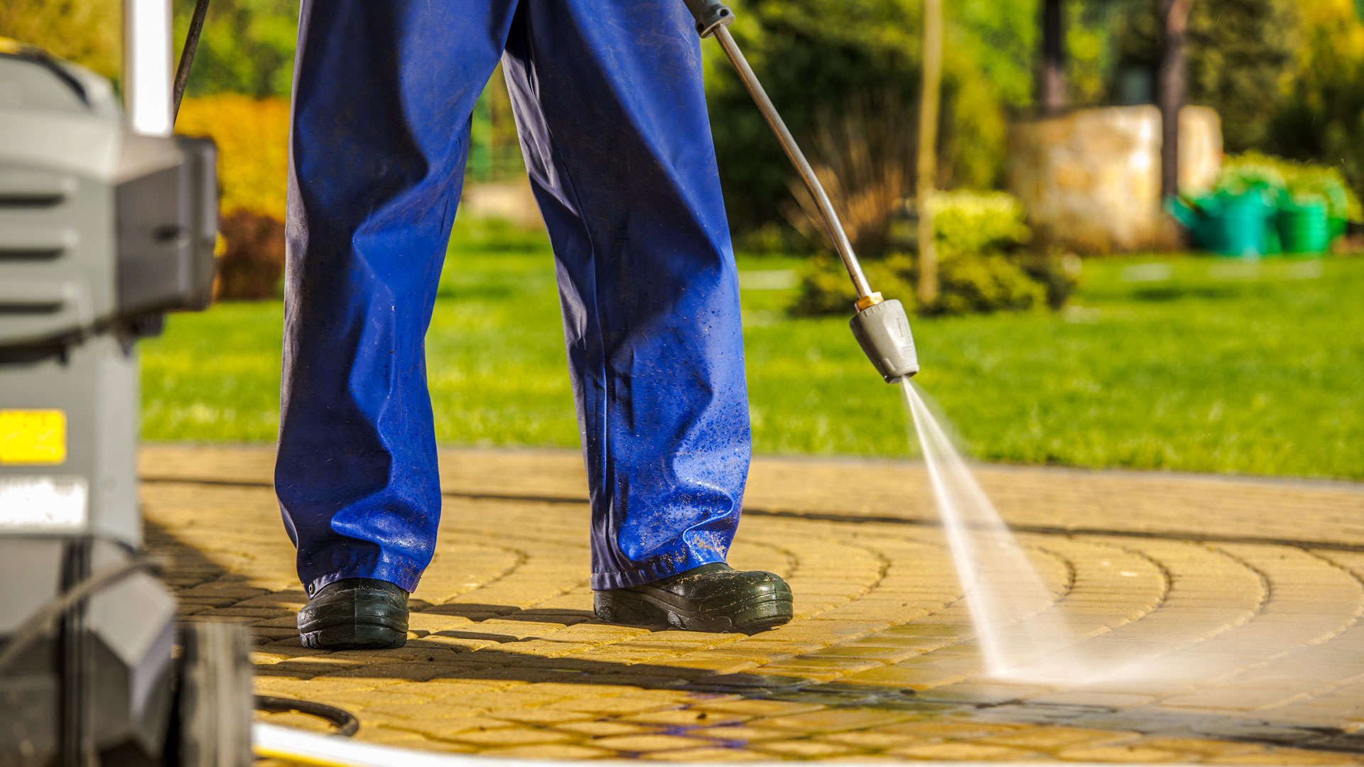 Steinreinigung Rhein-Main - Professionelle Pflasterreinigung mit Hochdruckreiniger entfernt Moos und Schmutz von Gehwegplatten