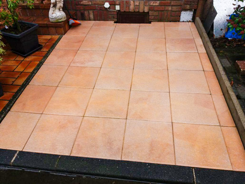 Terrassenreinigung Hanau - Gefliester Terrassenbereich vor und nach professioneller Steinreinigung. Alles wieder sauber! - Nachher-Bild