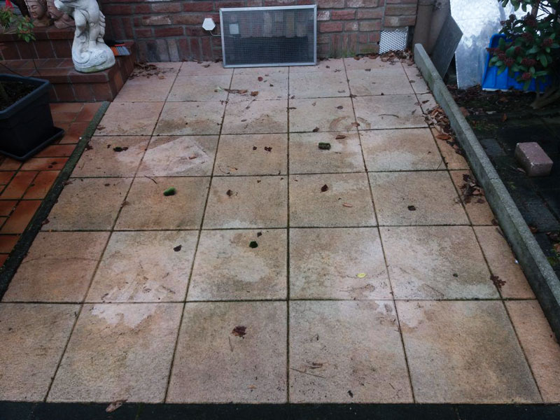 Terrassenreinigung Hanau - Gefliester Terrassenbereich vor und nach professioneller Steinreinigung. Fliesen stark verschmutzt und fugen grau! - Vorher-Bild